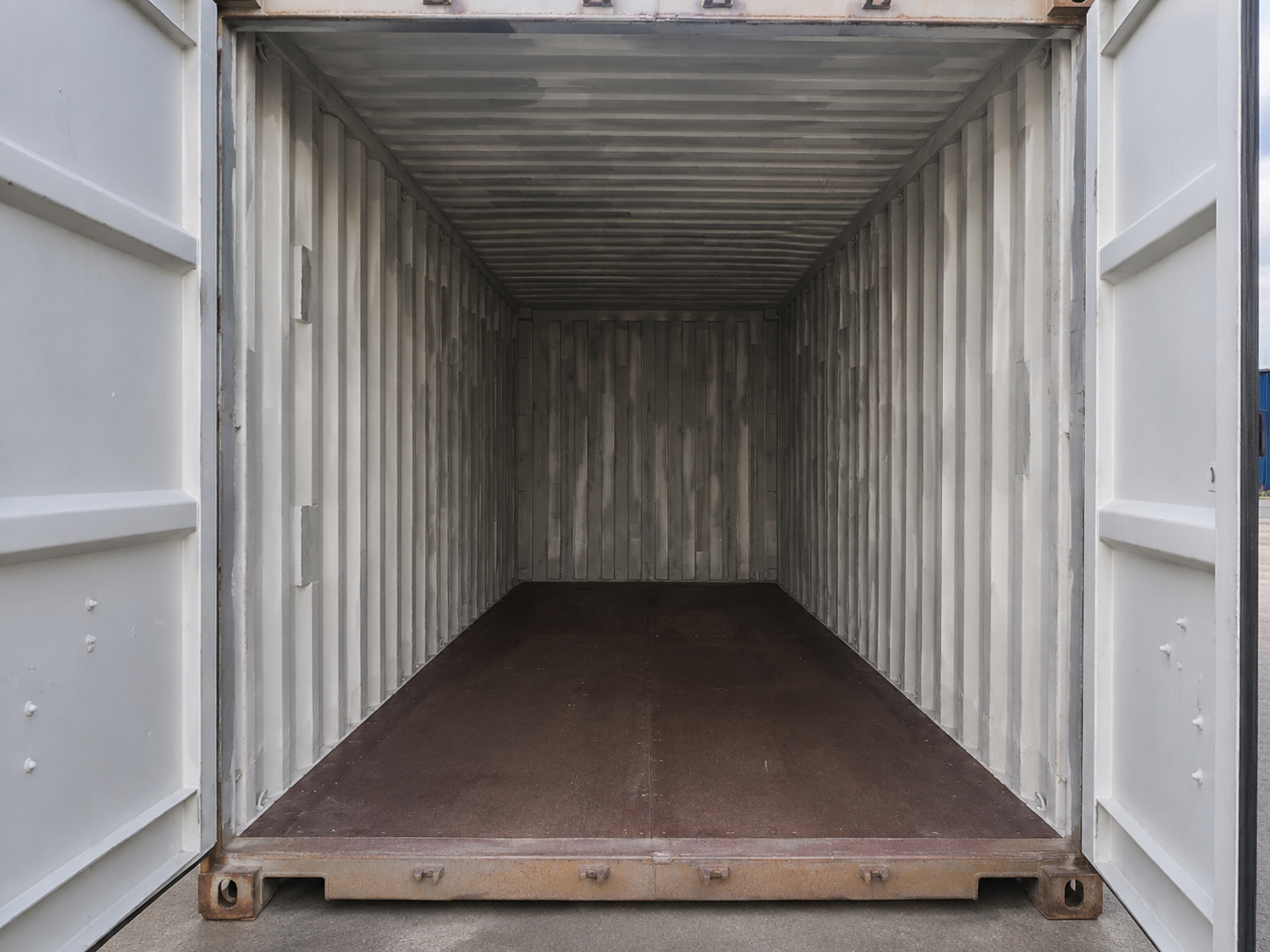 Container marítimo - portas abertas